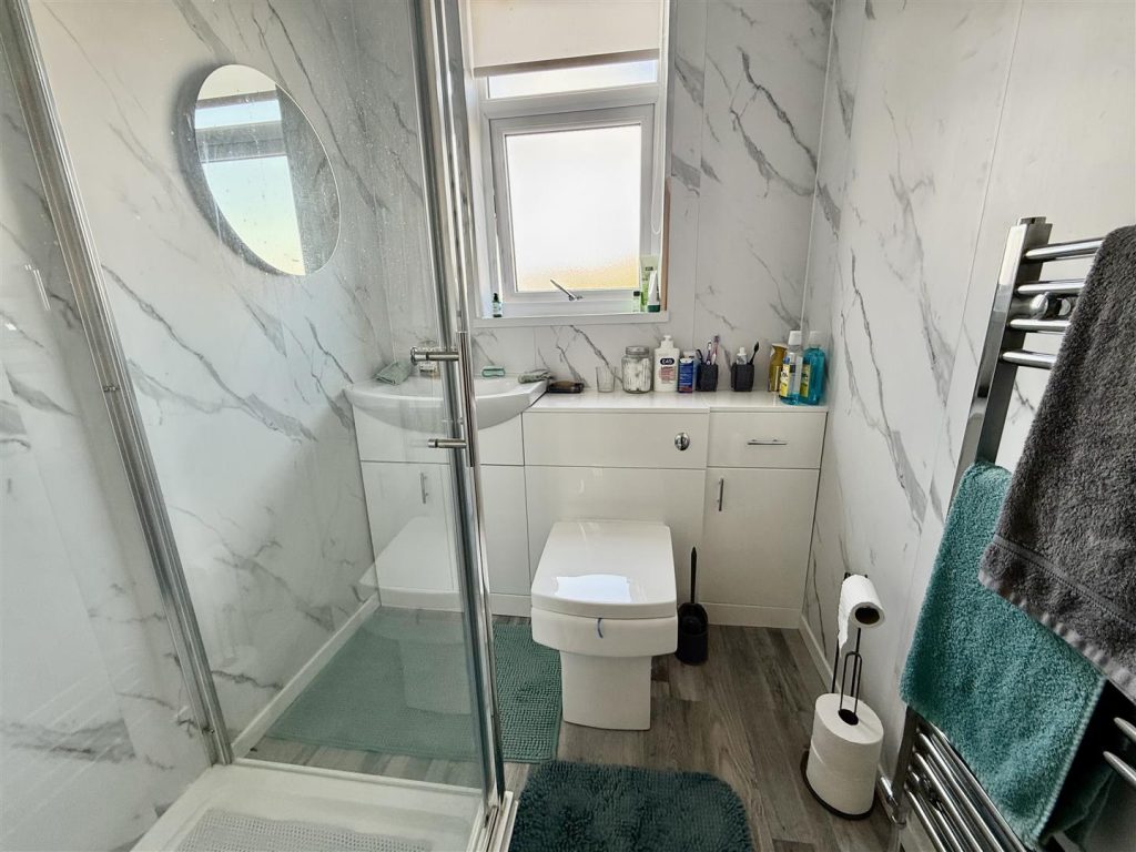 SHOWER ROOM/WC