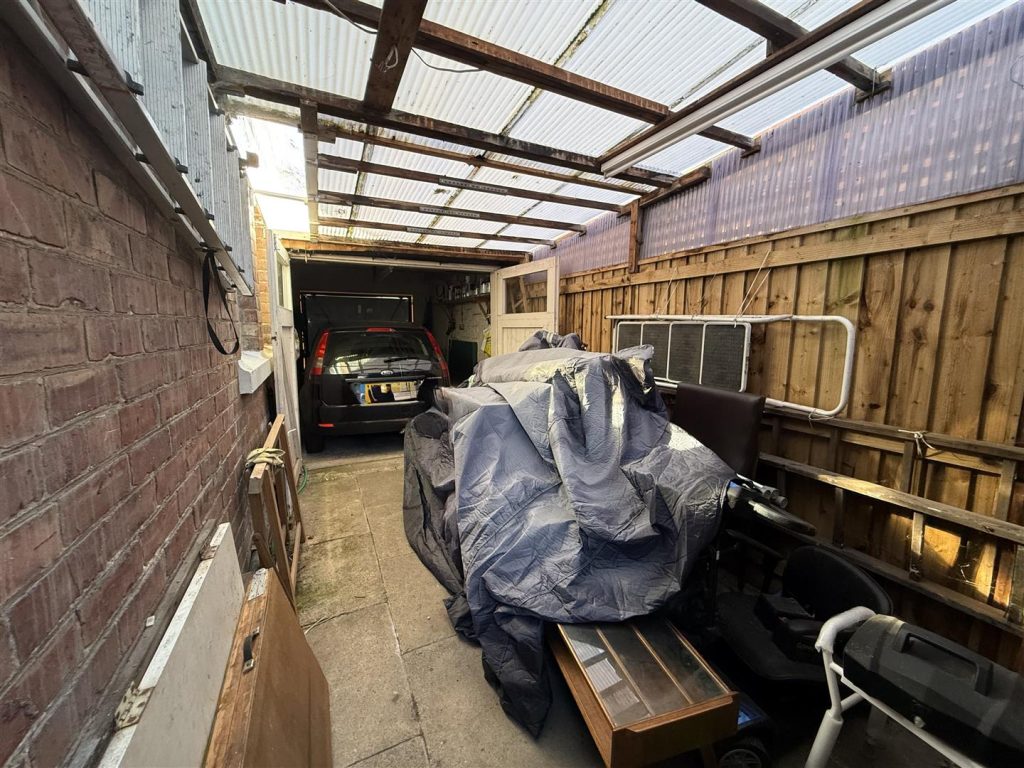 GARAGE & CARPORT