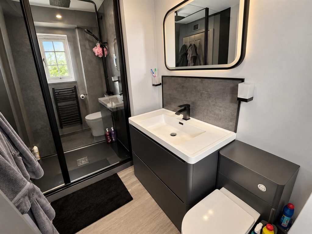 EN SUITE