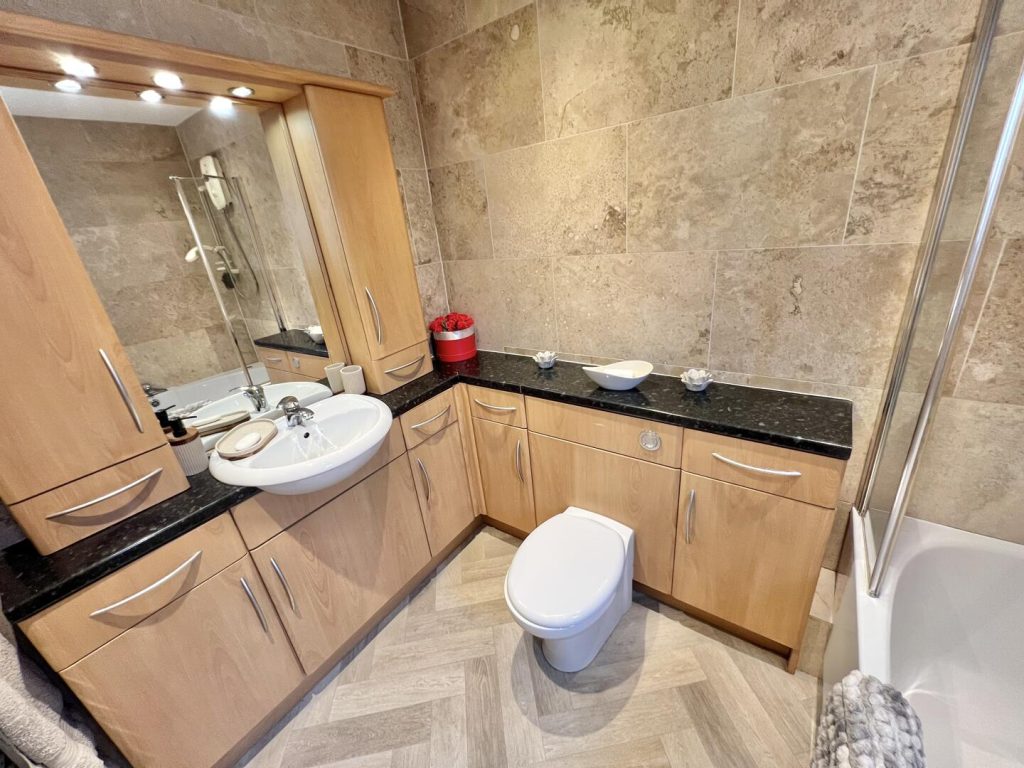 BATHROOM/WC