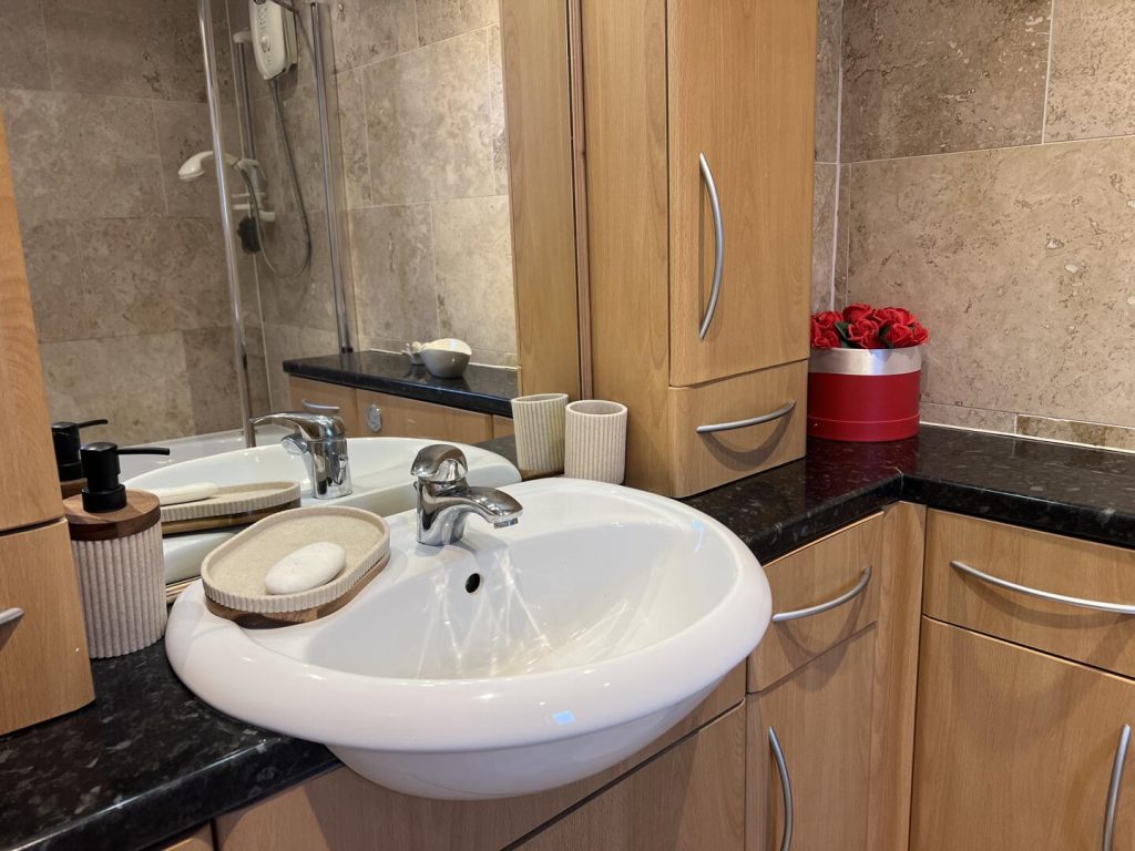 BATHROOM/WC