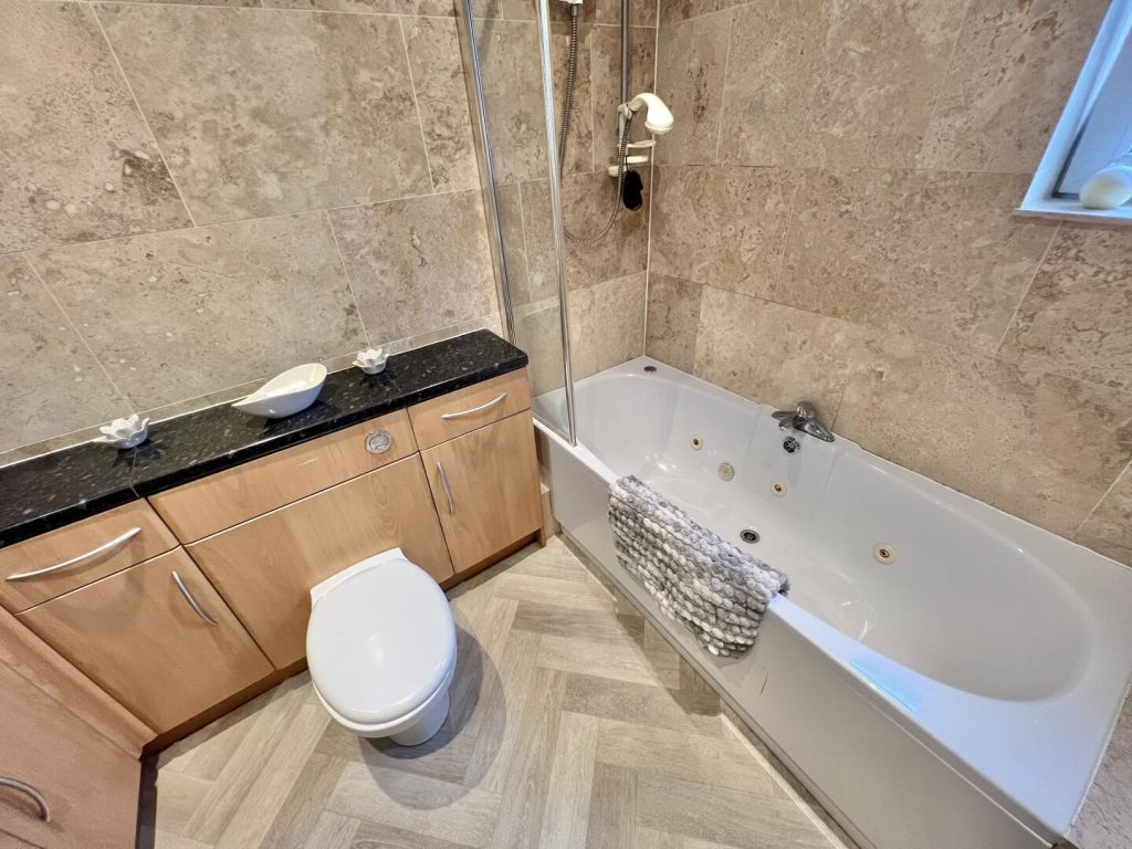 BATHROOM/WC