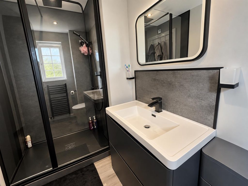 EN SUITE